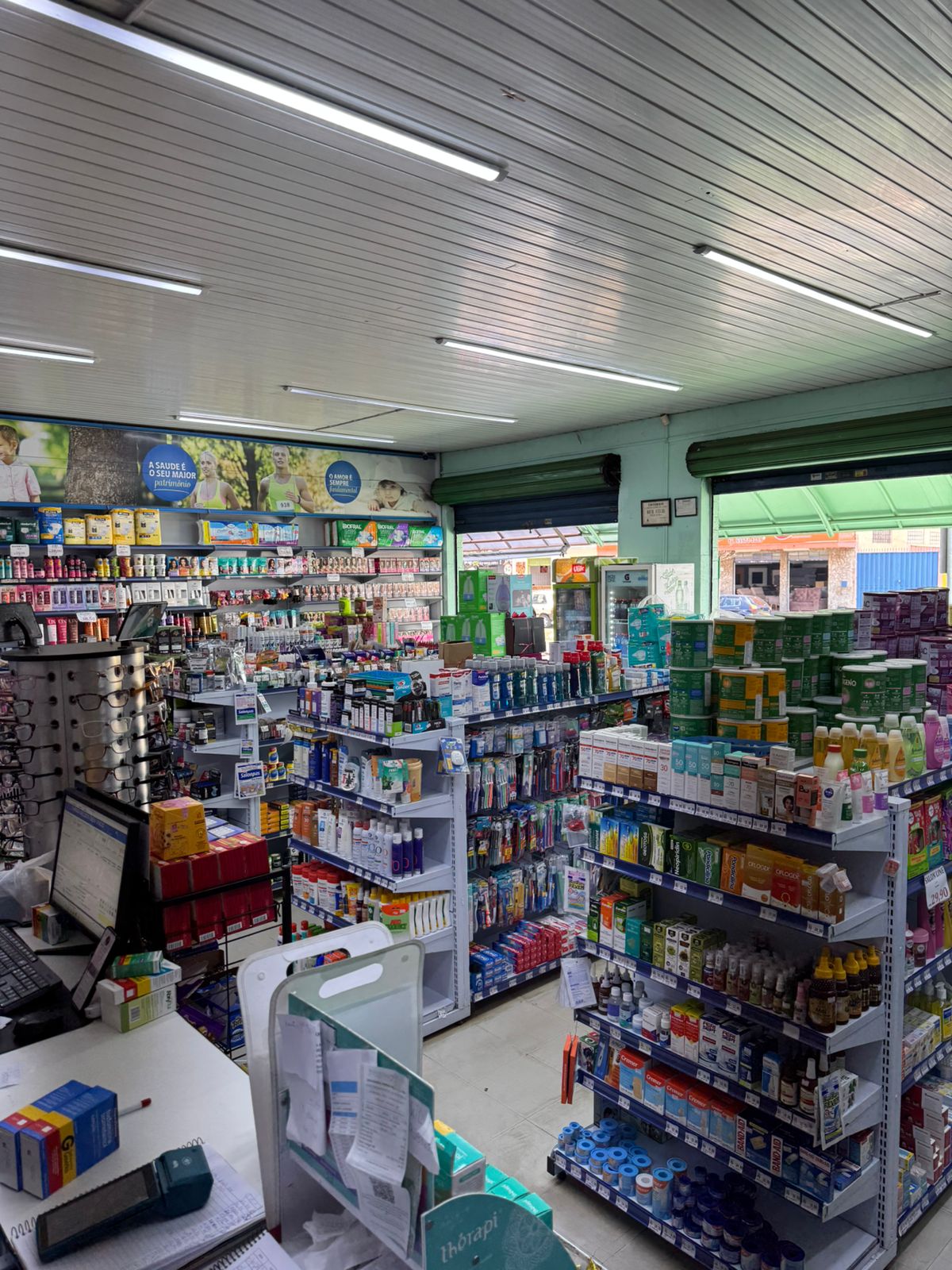 Interior da Farma Nelson, seção de medicamentos e balcão