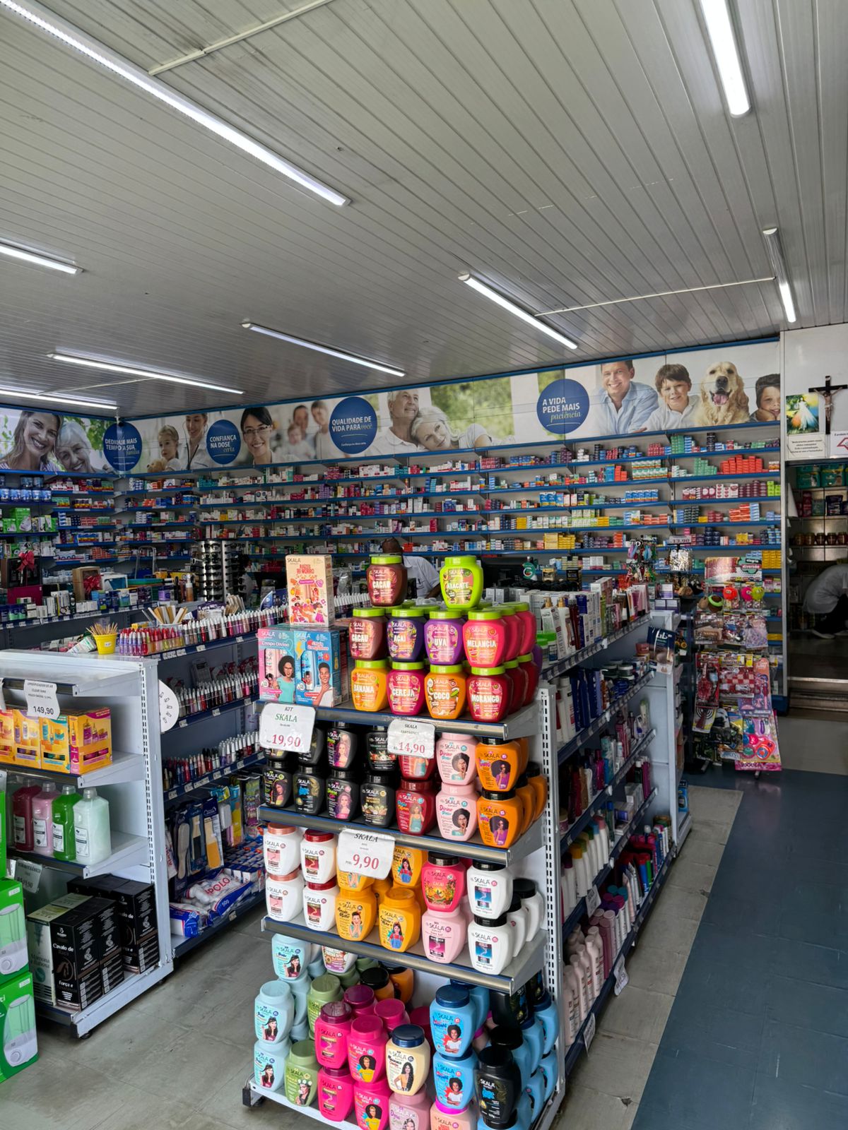 Interior da Farma Nelson, seção de cosméticos e perfumaria