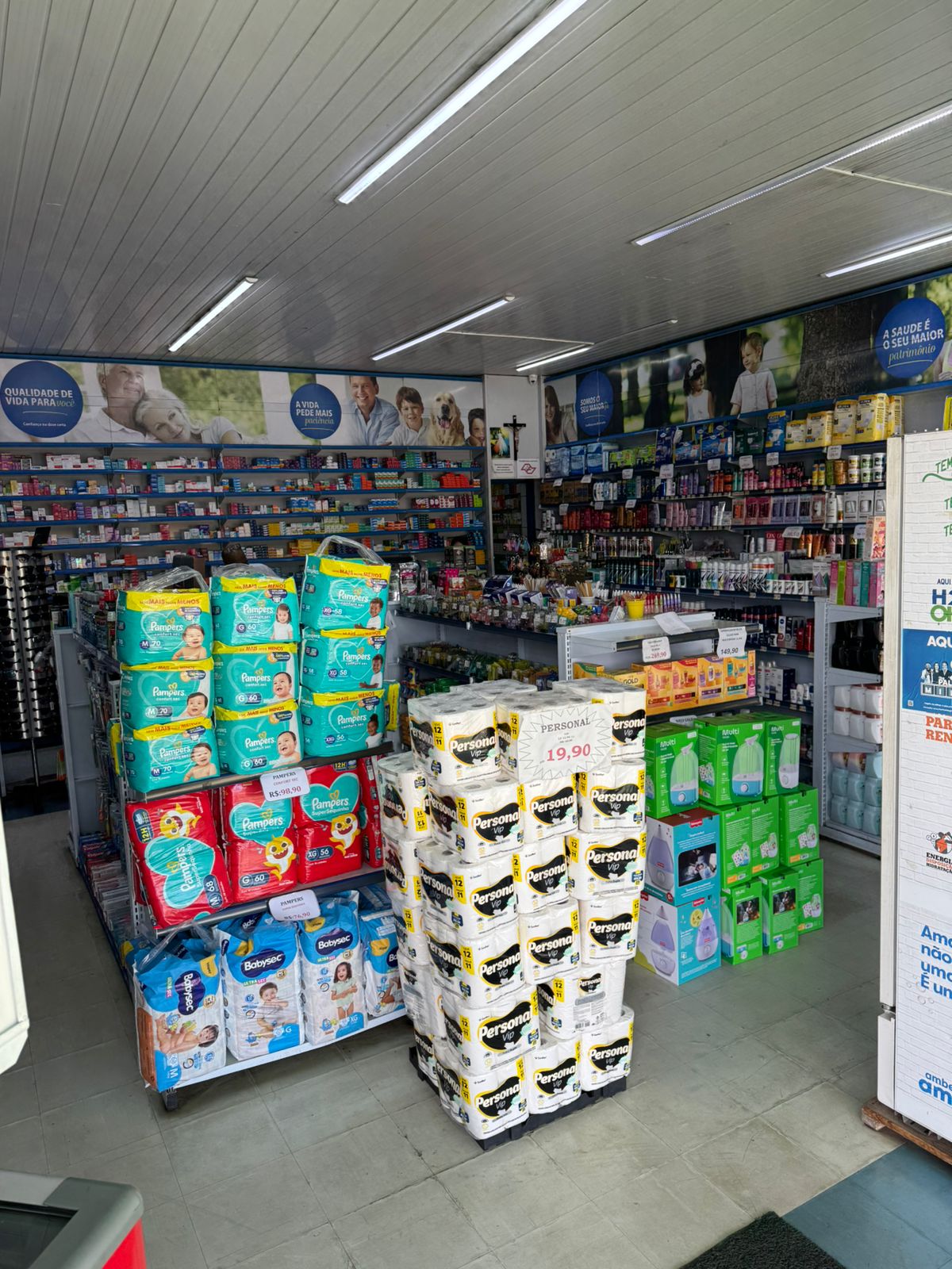 Interior da Farma Nelson, seção de fraldas e papel higiênico