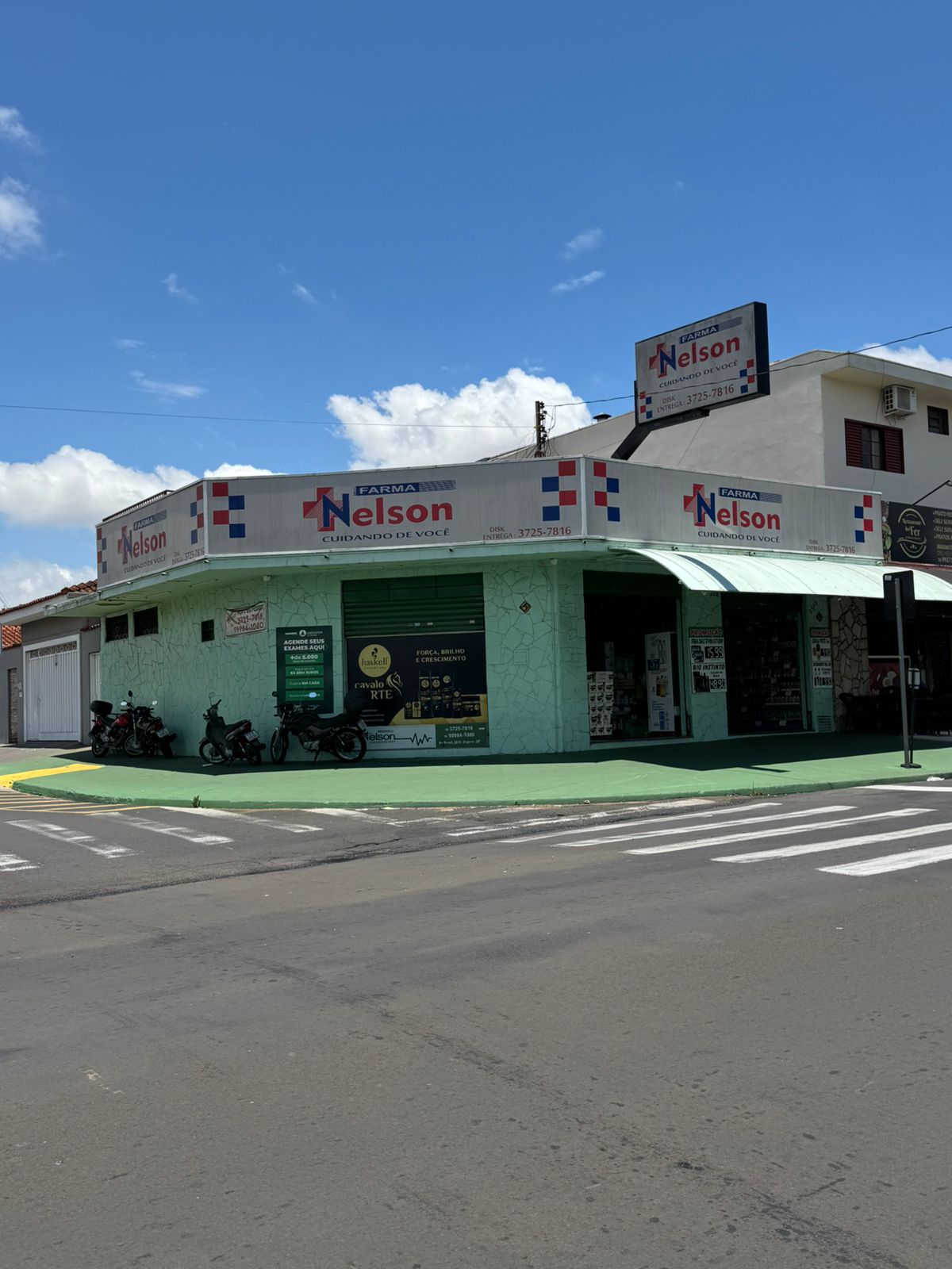 Fachada da Farma Nelson vista da esquina